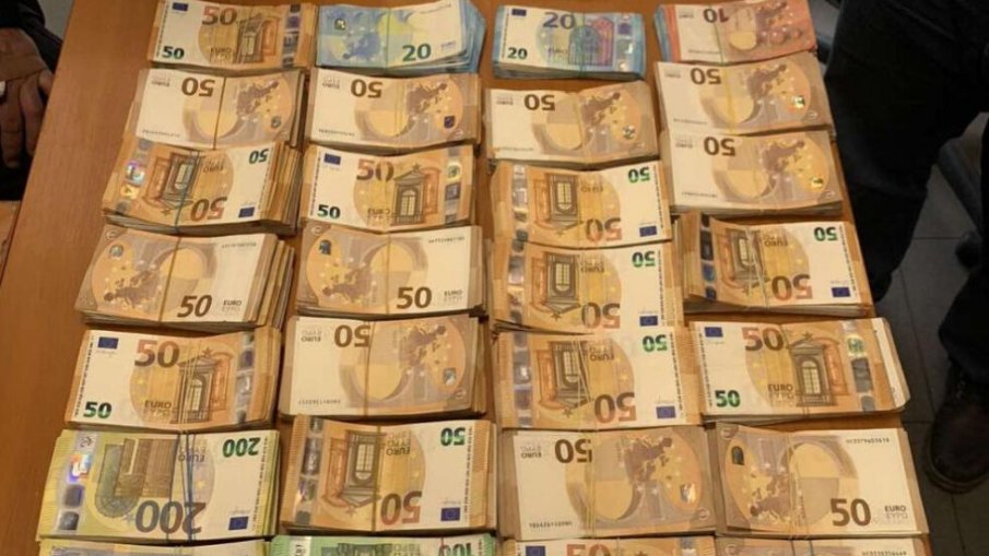 Митничари спипаха недекларирани над 450 000 лв. на Капитан Андреево