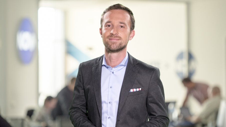 Ники Василковски черпи за бебе