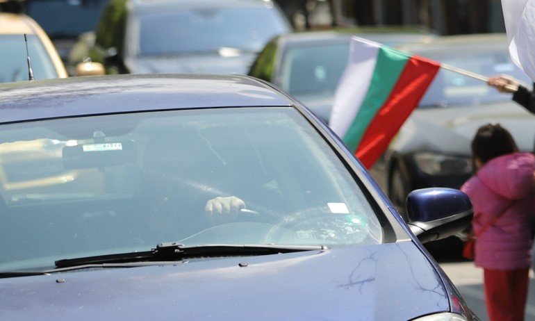 БЛОКАДА на магистрала Струма! Протестиращи не искат да даваме оръжие за Украйна. Плашат с окупация на Кулата