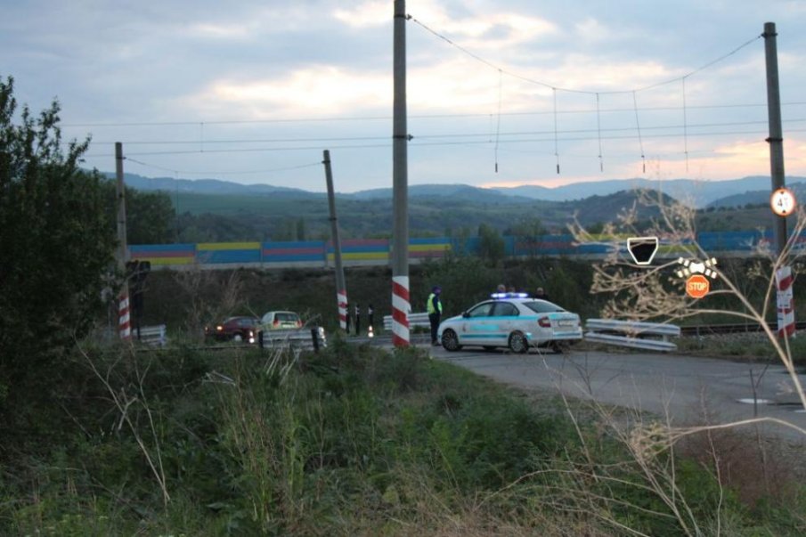 Бързият влак София - Петрич блъсна автомобил с жена на жп прелез