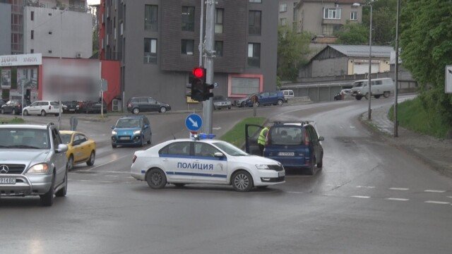 Кола помете жена на светофар в Шумен