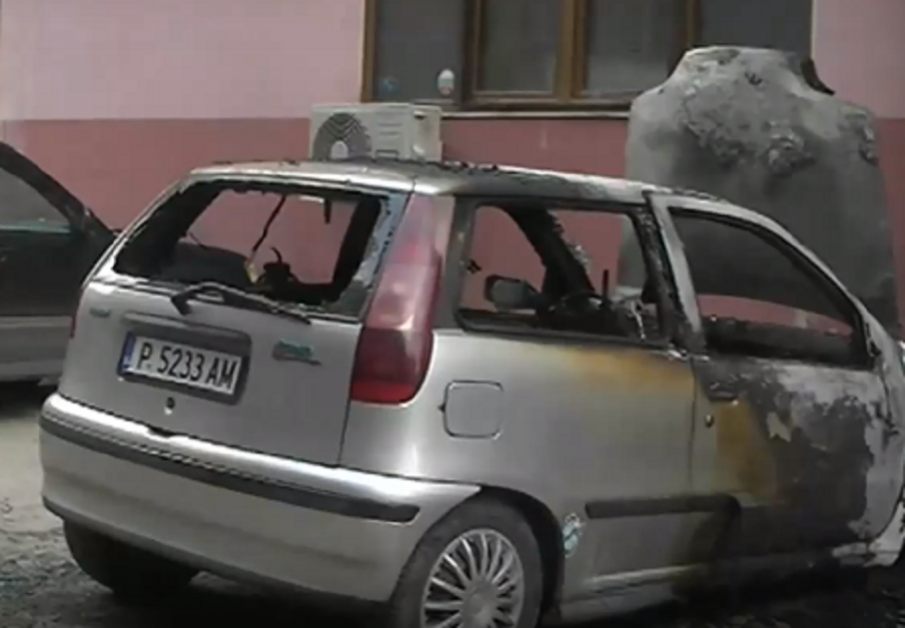 ОГНЕНА ВЕНДЕТА: Запалиха кола пред жилищен блок в Русе