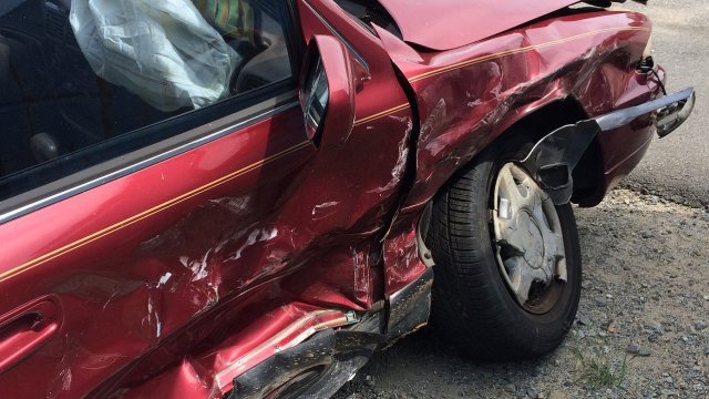 СЛЕД ГОНКА: Кола с мигранти се заби в мантинела на входа на София