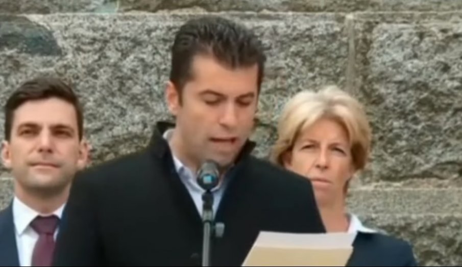 СРАМ И РЕЗИЛ: Освиркаха Кирил Петков в Копривщица! Гневни българи скандират Оставка (ВИДЕО)