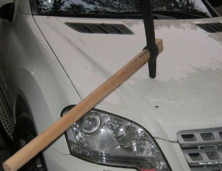 Покушението с кирката в Бургас е политически акт на местен психопат