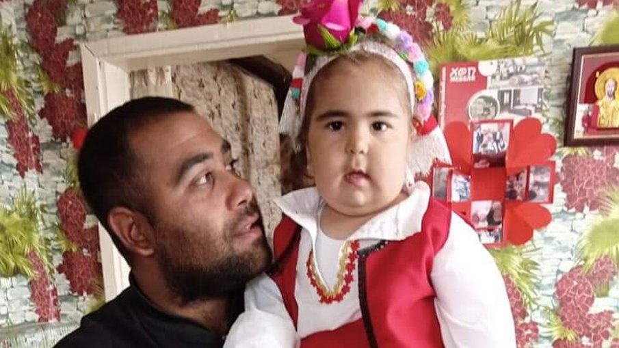 ДА ПОМОГНЕМ: 3-годишно момиченце има спешна нужда от трансплантация на бъбрек