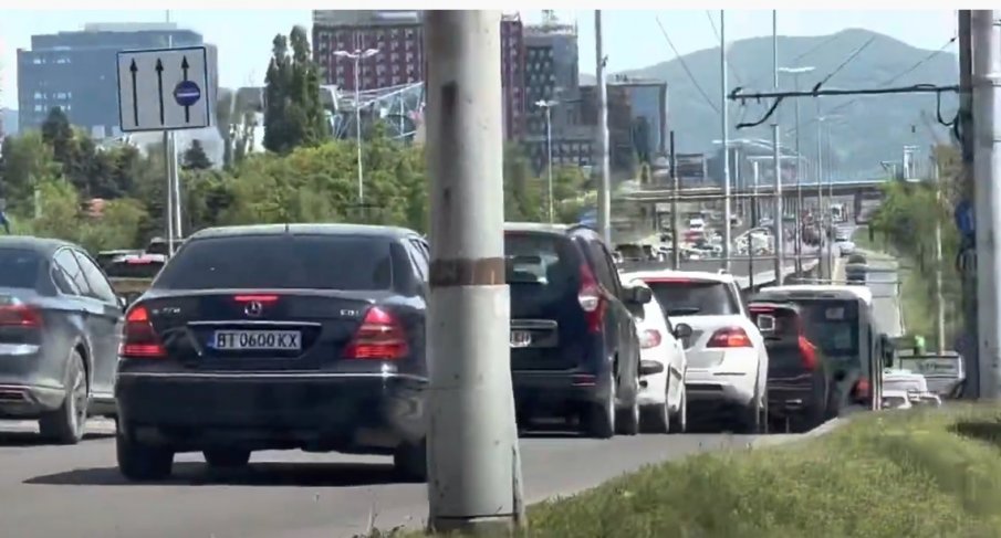 ПИК ТV: Безумен ремонт предизвика огромно задръстване на Цариградско шосе в София - колите пъплят с 10 км/ч (ВИДЕО)