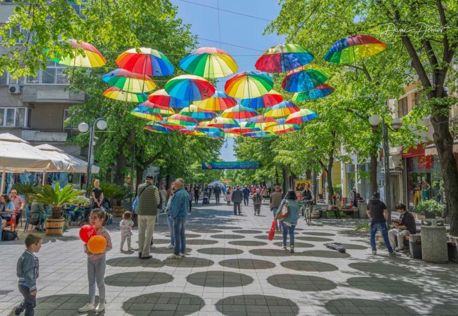 Цветна арт инсталация се появи в центъра на Бургас