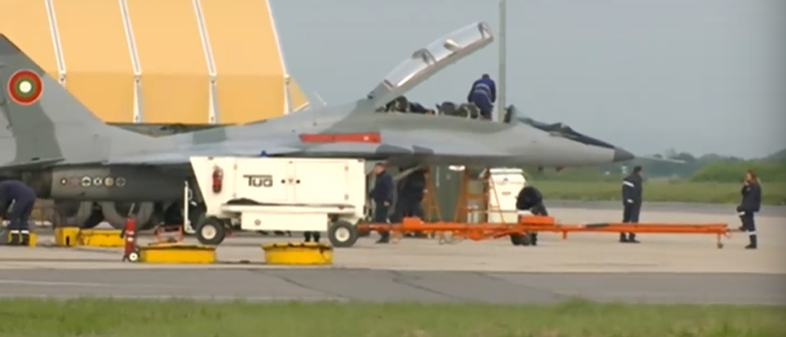 В авиобаза Граф Игнатиев чакат Ф-16, обучават в САЩ 8 пилоти