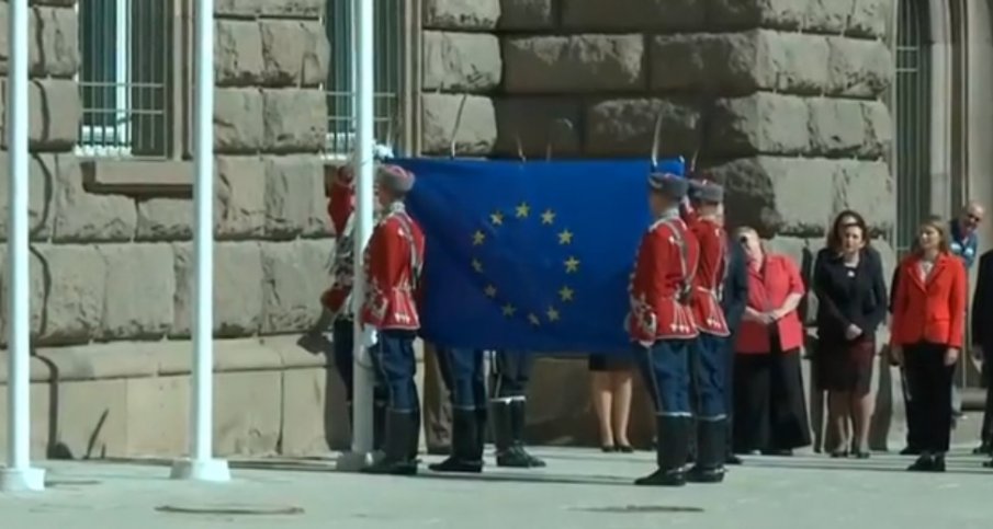Издигнаха знамето на ЕС пред президентството
