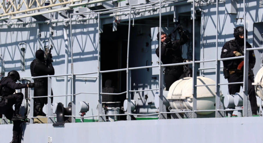 Морски десантчици превзеха кораб на абордаж (СНИМКИ)