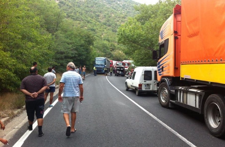 Сложиха разделителни колчета в Кресненското дефиле, КАТ дебне за джигити от храстите (СНИМКА)