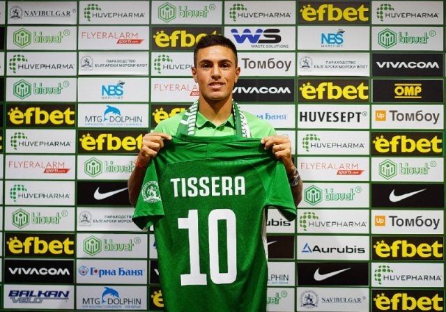 Аржентинска звезда на Лудогорец си таутира орел на гърдите след титлата