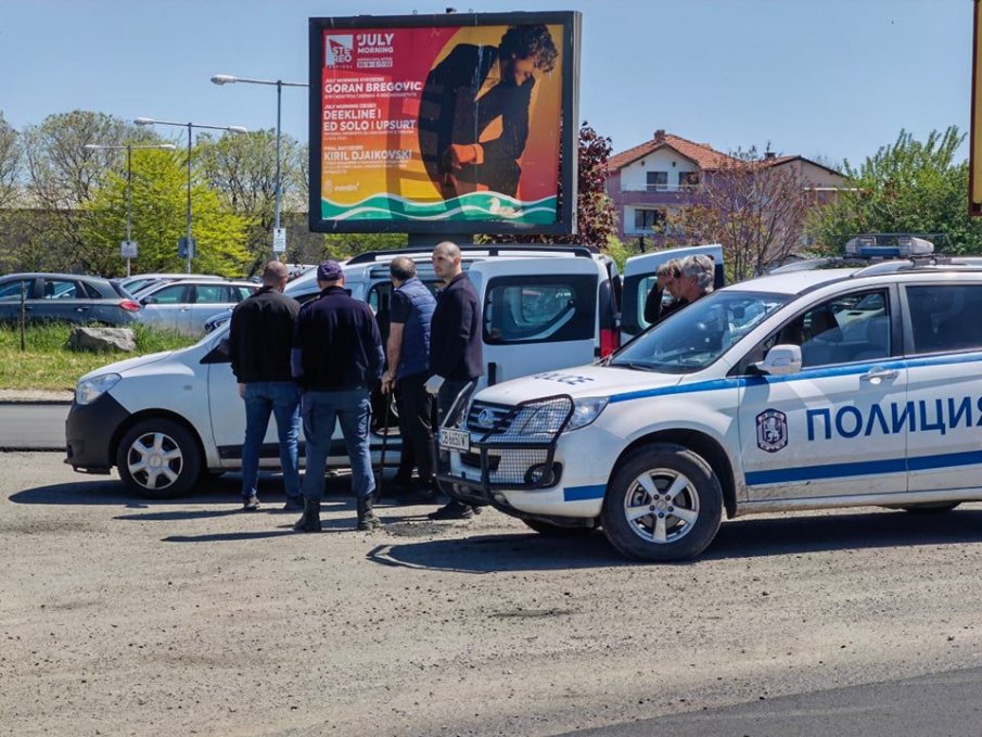 ГОРЕЩО ОТ БУРГАС: Ченгета тарашат половин час служебната кола на бившия депутат от ГЕРБ Иван Вълков (СНИМКИ)