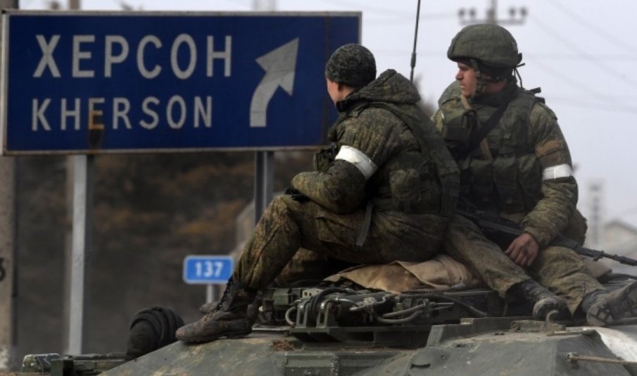 РЕПОРТАЖ ОТ АДА: Три месеца руските „освободители“ в Херсон стрелят срещу протести и изнасилват, а тв пропагандата не спира