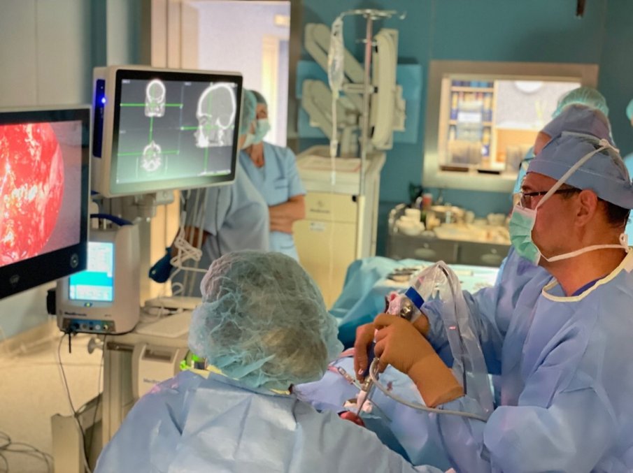 Изключително прецизна ендоскопска операция за премахване на доброкачествен тумор извършиха в УМБАЛ Свети Георги