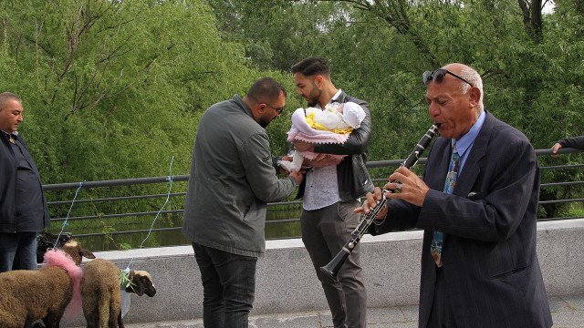 Ромите в Пловдив откупиха крадени бебетата на Едерлези (СНИМКИ)