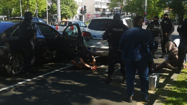 Зрелищен арест в Бургас - двама са с белезници на пътното платно