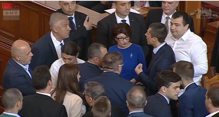 ЕКШЪН В ПАРЛAМЕНТА: Любимец на Киро взе думата на Десислава Атанасова - в залата настъпи хаос (НА ЖИВО/СНИМКИ)