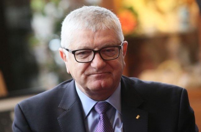 Петър Кънев: Пада акцизът върху някои от горивата, вдига се върху цигарите