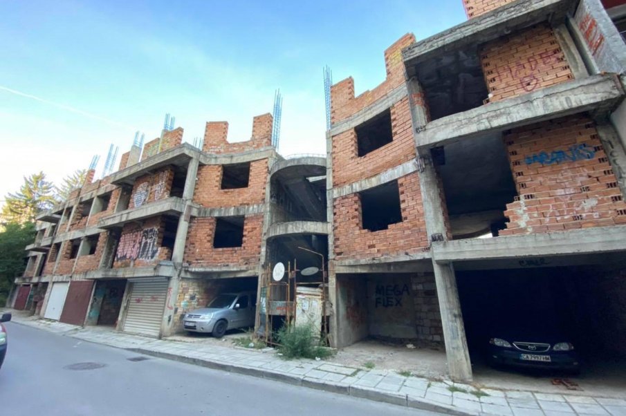 Самонастанили се в изоставена сграда тормозят цял квартал във Варна