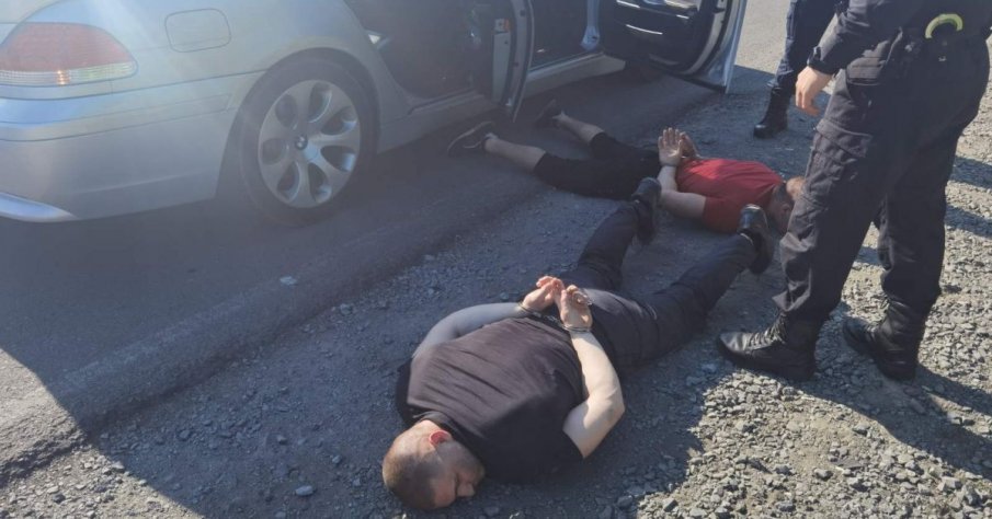 Закопчаха банда, изнудвала ученици да продават дрога