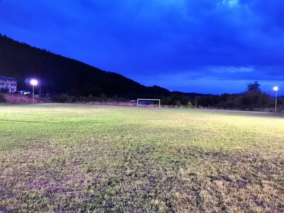 НЕЧОВЕШКО: Стадионът в Джерман осъмна с дупки на терена преди благотворителен мач за инвалид от селото