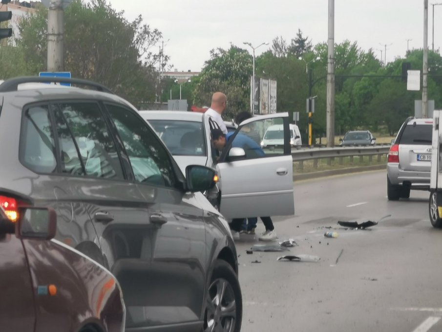 Катастрофа в София: Две коли се помляха в района на Баухаус (СНИМКИ)