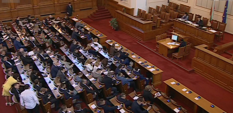 ИЗВЪНРЕДНО В ПИК TV: Приеха на първо четене закона на Корнелия Нинова за колекторските фирми