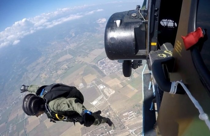 Десантчик пострада тежко при учебни скокове с парашут