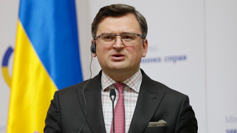 Външният министър на Украйна Кулеба нападна Германия, не изпращала танкове и бойни машини