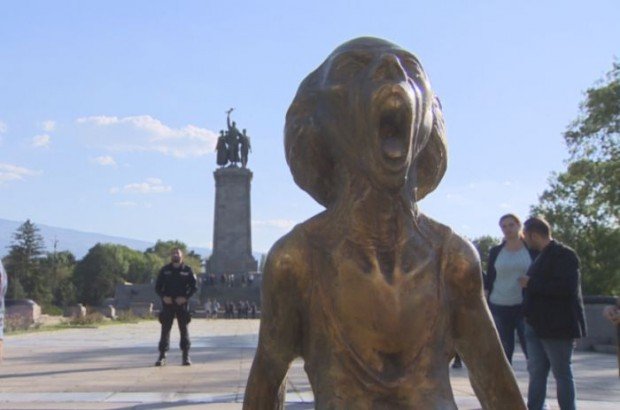 Победата на Украйна на Евровизия е Кончита Вурст, позираща за скулптурата Викът на украинската майка