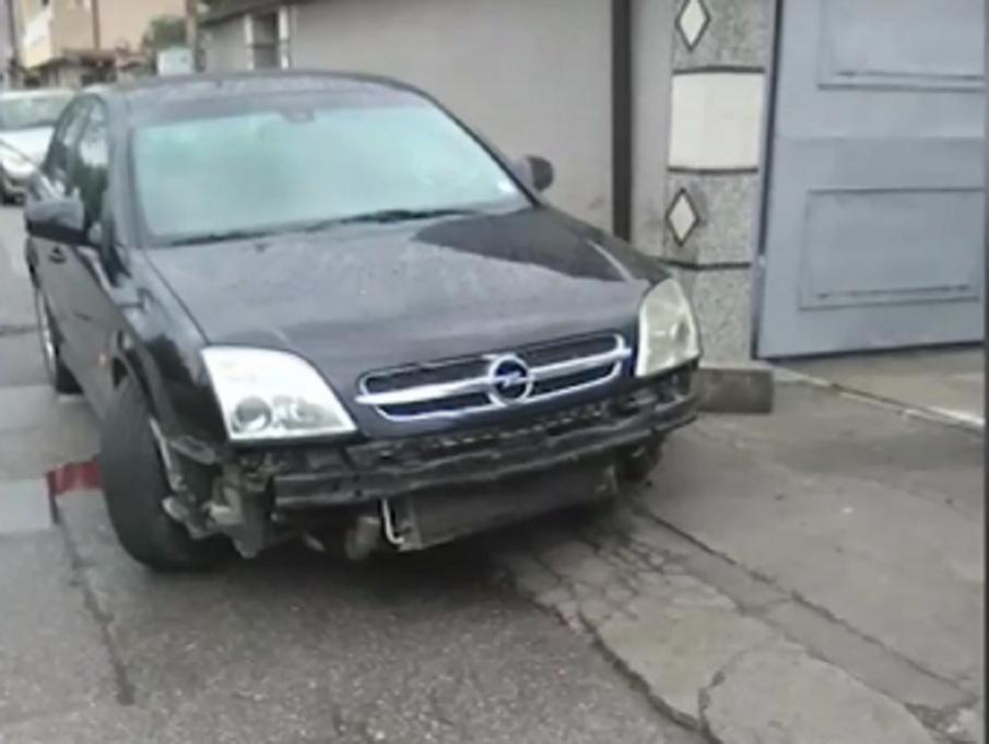 Кола се вряза с бясна скорост в ограда на къща в София