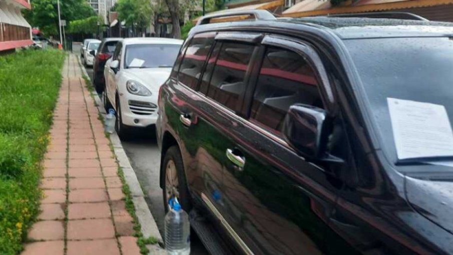 Украинските бежанци в Слънчев бряг ще паркират платено от 1 юни - уведомяват ги със стикери