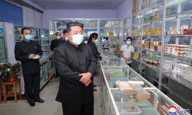 Ким Чен-ун обвини здравните власти за коронавируса