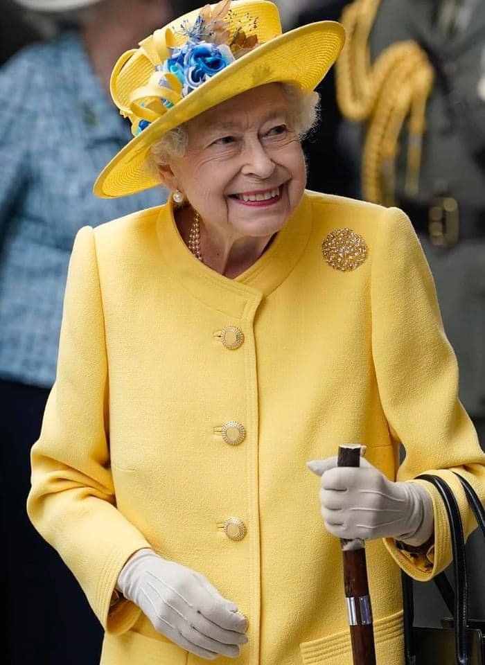 Кралица Елизабет грейна на откриването на нова линия на метрото в Лондон (СНИМКИ)