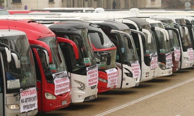 Транспортните фирми в Перник протестират, спряха работа