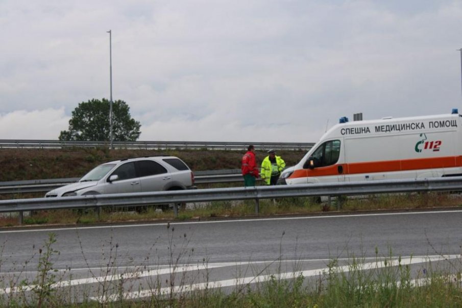 Млада шофьорка се заби с джипа си в мантинела на магистрала Струма