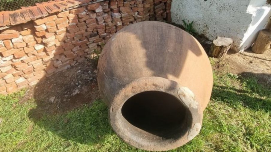 Полицаи иззеха ценна антична делва при акция в Кюстендилско