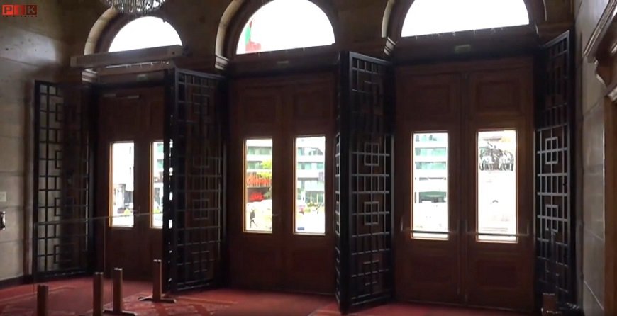 СТРАХ ТРЕСЕ КОЧИНАТА: Управляващите треперят от народната любов - оборудваха парламента с огромни метални врати (ВИДЕО)