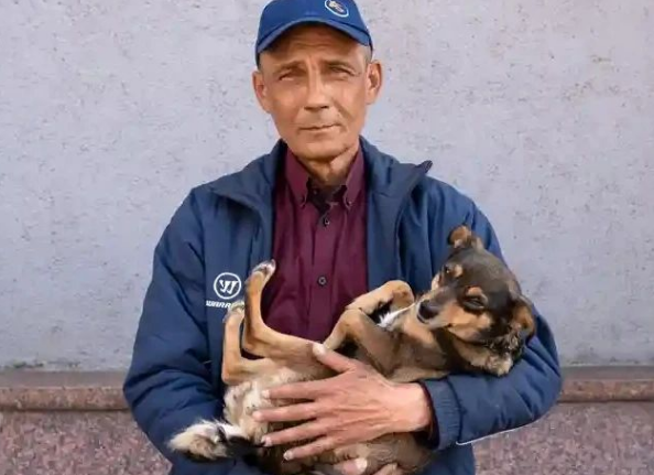 Украинец и кучето му вървяха над 200 км пеша, за да се спасят от обсадата на Мариупол