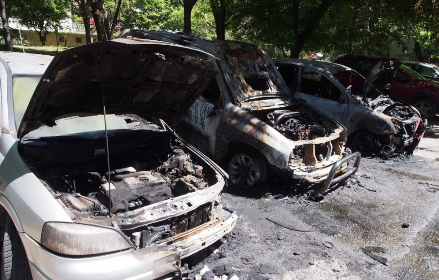 Пожар изпепели два автомобила в Русе (СНИМКА)