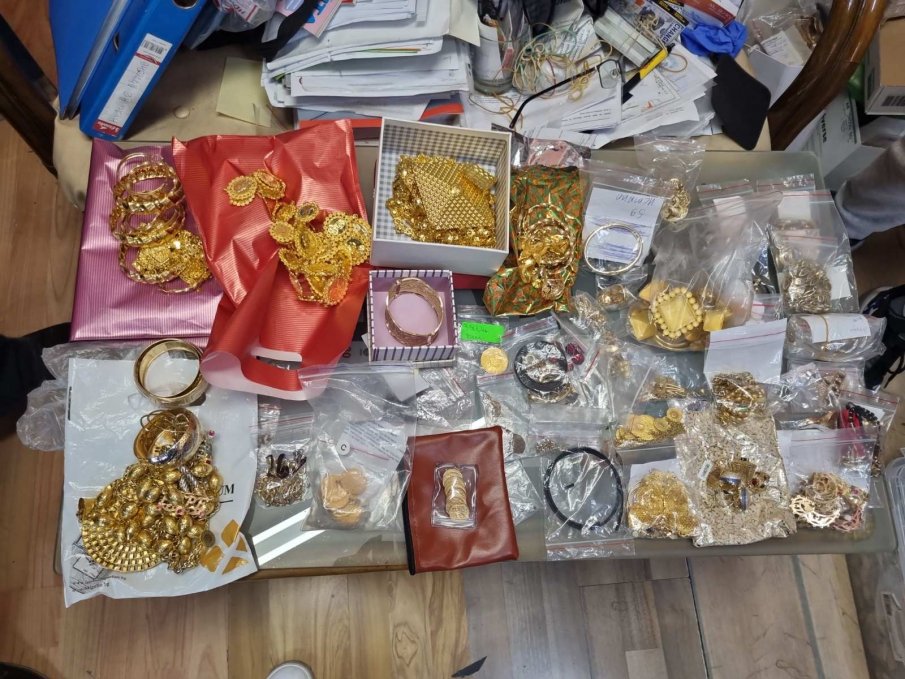 Прокуратурата показа златото и пачките в чували, открити при операцията на сливенските мафиоти (СНИМКИ)