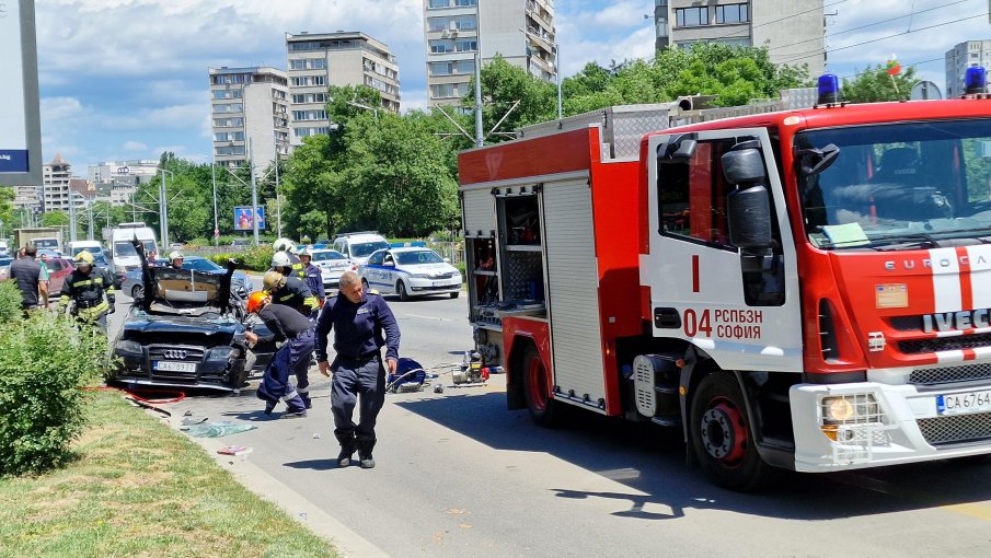 ОТ ПОСЛЕДНИТЕ МИНУТИ: Тежка катастрофа затвори столичния бул. България! Режат ламарини, за да извадят шофьора (СНИМКИ)