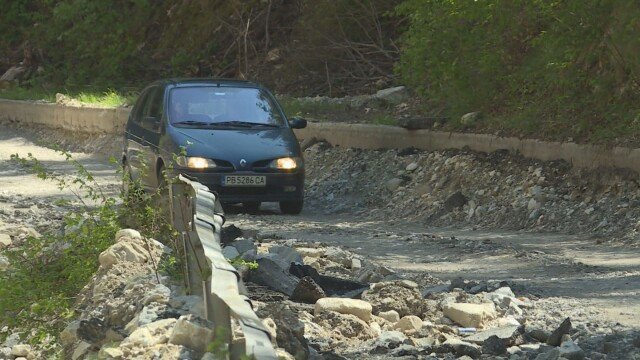 Шест месеца откъснати от света: Кога ще приключи ремонтът на пътя за Триград?