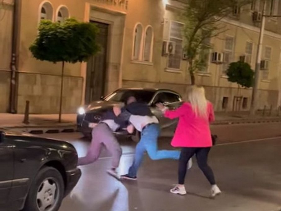 БРУТАЛЕН ЕКШЪН: Украинец и българин се сбиха на пъпа на София (ВИДЕО)