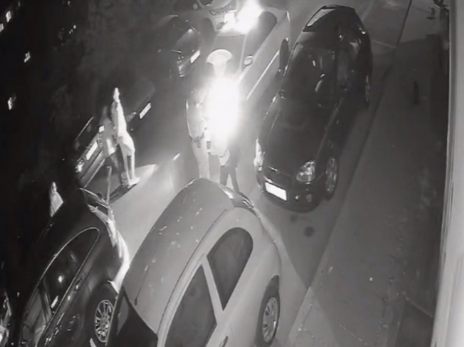 ДИВА РЕВНОСТ: Мъж преби съпругата си в Бургас, ридае в патрулка (ВИДЕО)