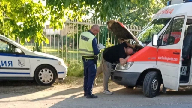 АБСУРД: Частна линейка шпори с чужди номера