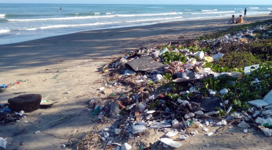 Плажът в Черноморец се превърна в бунище