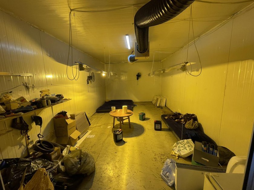 УДАР: Разкриха ултрамодерна наркооранжерия в Ботевград (СНИМКИ)